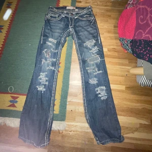 Jeans - Laguna beach jeans, mått finns på bilderna, ganska rejält med heel bite men de är så långa så det syns inte om man viker upp benet. 