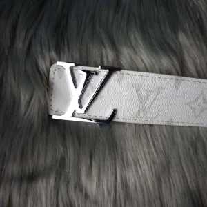 Vitt H&M bälte skärp i skinn - Säljer ett vitt (H&M) bälte i äkta skinn med klassisk (H&M)-logga i silvermetall. Bästa kvalité, bösta priser, 110cm🔥