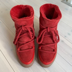 Röda Inuikii vinterskor  - Säljer dessa röda Inuikii vinterskor. Superfint skick, som nya! Yttersulan är oskadad. Perfekt för dig som vill ha en unik look. Säljer fler inuikii vinterskor i min profil🙌