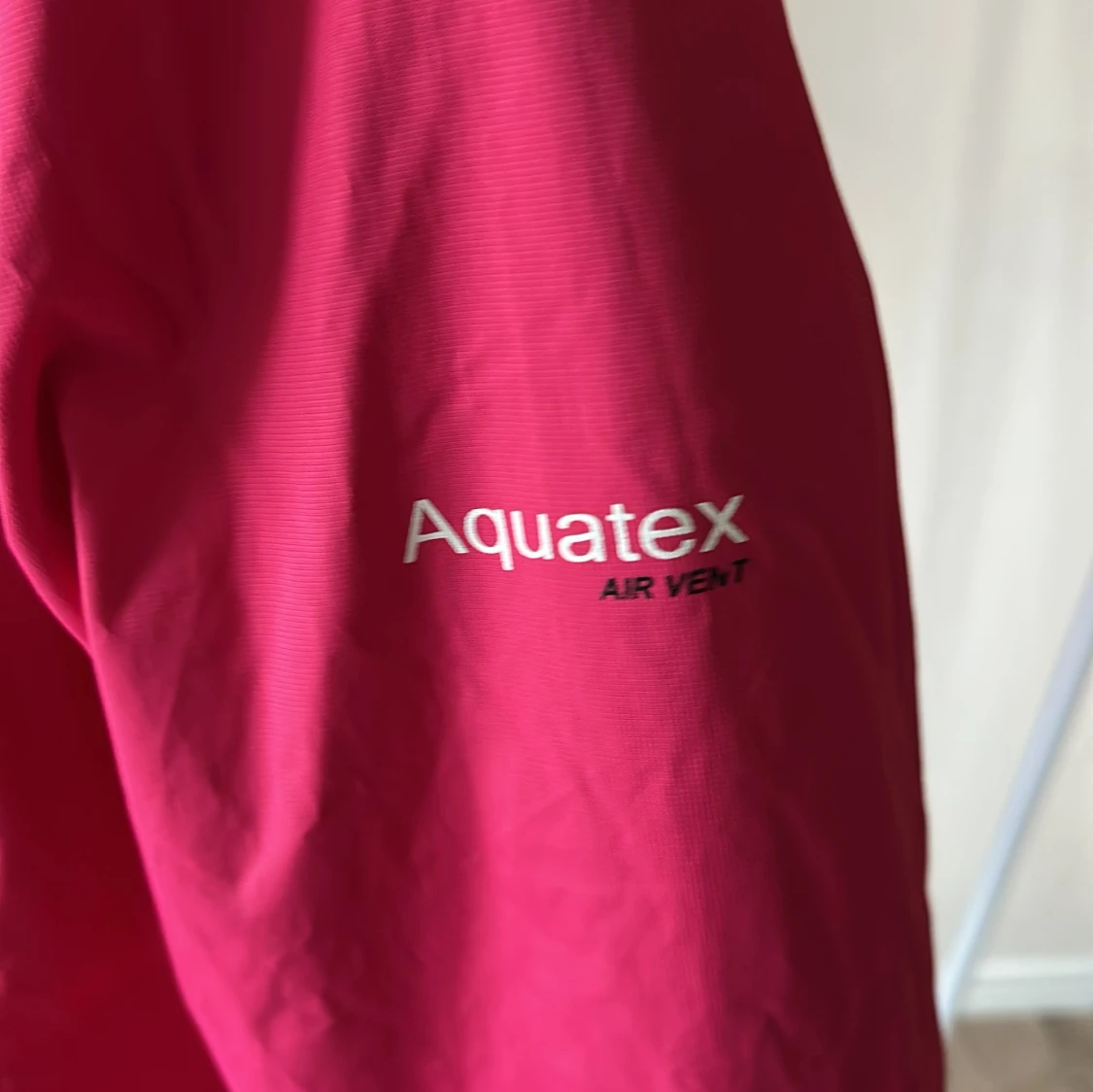 Rosa vindjacka från On The Peak - 3