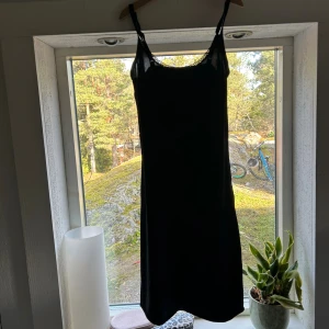 Negligé  - Svart Negligé från Twilfit, storlek XS. Spets framtill och mjukt, stretchigt material (78% polyamid, 22% elastan). Använd men välvårdad. Pris: 100 kr.
