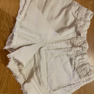 Zara jeans shorts. Beige/Vita - Beige/vita jeansshorts ifrån Zara. Storlek 134. 