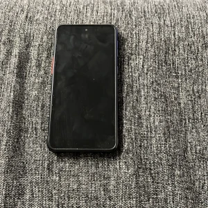 Samsung Galaxy XCover - Robust Samsung Galaxy XCover med tåligt skal, perfekt för arbete och utomhusbruk. Skärmen har några fingeravtryck men inga synliga sprickor. Kameran och knapparna ser hela ut. Perfekt för dig som behöver en slitstark Android-telefon.