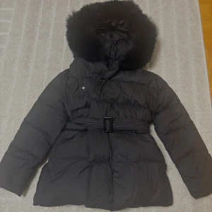 Vinterjacka - Svart vinterjacka från furtstockholm med äkta päls. Storlek S men passar Xs också. Pris går att diskutera vid snabb affär.