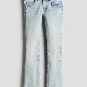 Ljusblå bootcut jeans - Snygga ljusblå jeans med bootcut-modell och cool tvätt. Jeansen har klassisk femficksdesign och är tillverkade i mjukt denimtyg. Perfekta för dig som gillar en retro vibe och vill ha ett par jeans som sticker ut.