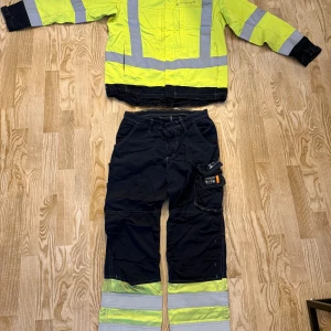 Arbetskläder set  - Säljer ett arbetskläder set från Tranemo. Arbetsbyxorna är i storlek C44. Arbetsjackan är i storlek S. Arbetströjan är i storlek L. Det ingår ett par knäskydd till arbetsbyxorna.