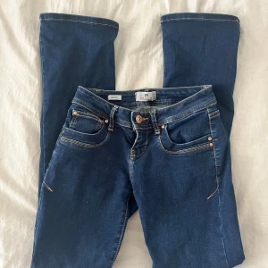 Mörkblå jeans från LTB Valerie - Snygga mörkblå jeans från LTB, modell Valerie. 