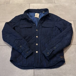 Blå overshirt S - Jag säljer en blå overshirt som var för stor för mig. Den är använd några gånger men ändå bra skick. Det är en knapp som strulat lite men går lätt att fixa 