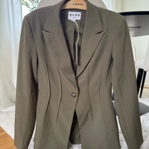 Grönt kostymset  - Otroligt fint kostymset från NA-KD som dessvärre aldrig kommer till användning. Stl 34 på både kavajen och kostymbyxorna. 600kr för hela settet <3 