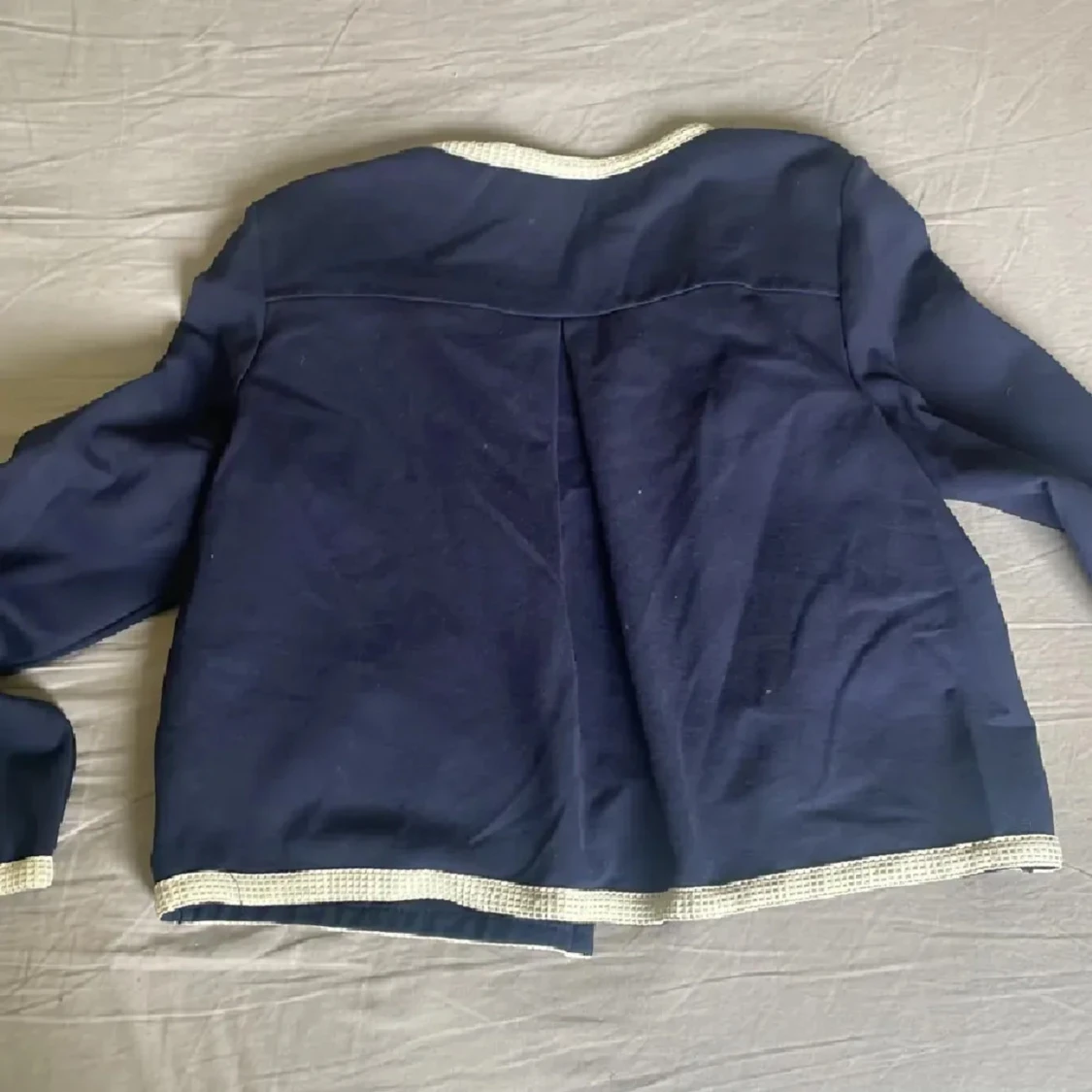 Mörkblå kavaj med vita detaljer - 3