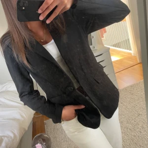 Svart kavaj  - Snygg svart kavaj köpt på sellpy. aldrig använd av mig så sellpy lappen sitter kvar! superfint skick.
