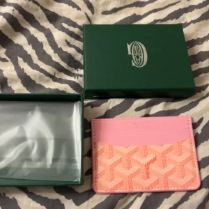 Rosa plånbok med mönster  - Snygg plånbok i rosa och aprikos med deras klassiska mönster. Perfekt storlek för kort och cash, och kommer med originalask. Stilren design med flera fack och lyxig känsla.