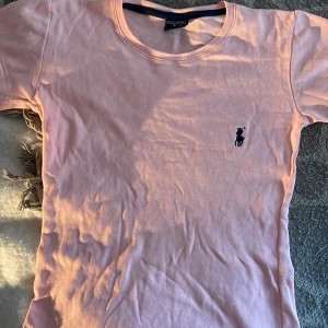 Polo t shirt  - Säljer denna polo t shirt! Dessvärre är den köpt på en marknad utomlands och kan då inte säkra att den är riktig därför säljs den billigt 💞 