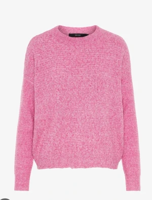 Rosa stickad tröja med rund hals - Mysig rosa stickad tröja från Vero Moda med rund hals och långa ärmar. Tröjan har en loose passform och ribbade muddar vid ärmslut och nederkant. Perfekt för att hålla sig varm och ändå se chill ut.
