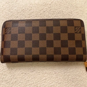 Plånbok - Så fin och rymlig plånbok som jag nu säljer då den aldrig kommit till användning. Den är helt oanvänd 💕