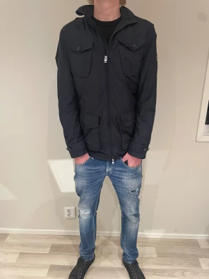 J- Lindeberg jacka  - Säljer en riktigt schysst J-Lindberg jacka sick 10/10 storlek L {ny priset ligger på 2800} men vårat pris 1199 kr hör gärna av er vid frågor och intresse!