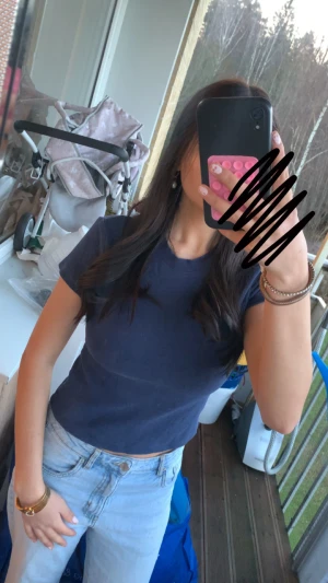 Mörkblå basic t-shirt - En enkel och stilren mörkblå t-shirt med rund hals och korta ärmar. Perfekt för dig som gillar en clean look. Materialet känns mjukt och bekvämt mot huden, och passformen är klassisk utan extra detaljer 🥰🥰