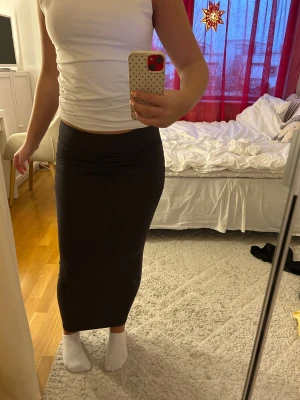 Lång kjol - Super snygg tajt lång kjol från gina tricot med scrunch på sidorna av låren💓blå grå färg