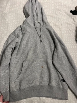 Grå hoodie från Jack & Jones - Vanlig grå hoodie, fläcken går bort, storlek M-L