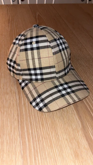 Beige bruberry keps - Beige burberry keps i mycket bra skick.