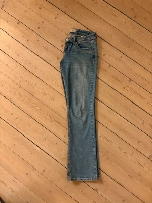 LTB ljusblå raka/bootcut  jeans - Raka/bootcut ljusblå jeans från LTB i strl 28/32. Ca 100cm i benen och 37 cm i midjan (visas på bild)köpta second hand så vet inte hur de är använda men ser inga skador på dem. Säljer då dessa inte passade mig. Skriv vid frågor eller fler bilder!☺️Kan förhandla om priset! 