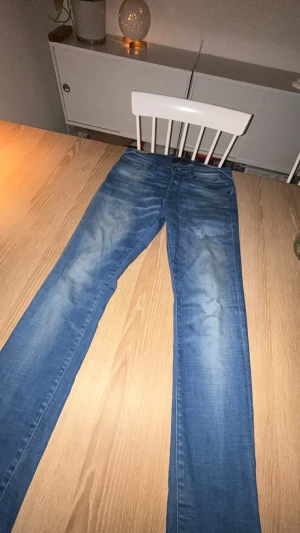 Blåa jeans från Jack & Jones - Snygga blåa jeans från Jack & Jones med snygg tvätt och slim passform.