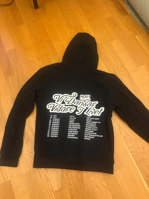Hov1 hoodie!! - Säljer min snygga hov1 hoodie ”vi dansar vidare i livet” I nyskick!!