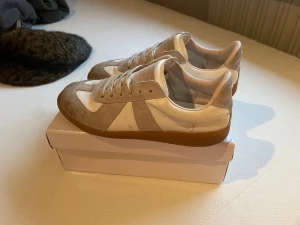 Vit/grå maison margiela - Jag säljer dessa feta margielas. Skicket är ganska bra, perfekt för dig som gillar snygg och ”archive” stil. Hör av dig vid frågor.