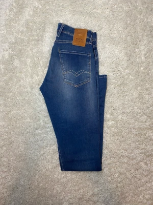 Blåa Replay Anbass jeans - Skick 9/10, inga defekter. |Storlek W28 L32| Modell Anbass vilket är slimfit| Gåva ingår vid köp!