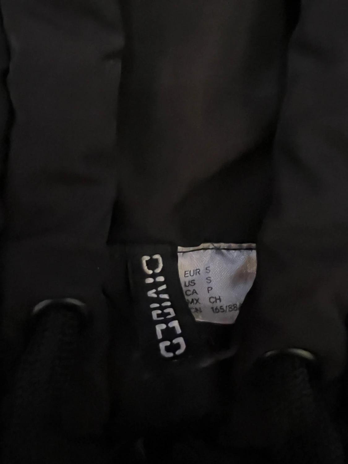 Svart pufferjacka från Divided - 1