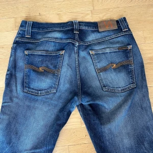 Nudie jeans  - Nudie jeans ( färgen är lite ljusare i verkligheten) | Dem har ett hål som syns på bild 4. Enligt nudie jeans policy så reparerar nudie jeans dem gratis vid ett hål på byxorna | Modellen är GRIM TIM | Hör av er vid frågor eller funderingar!