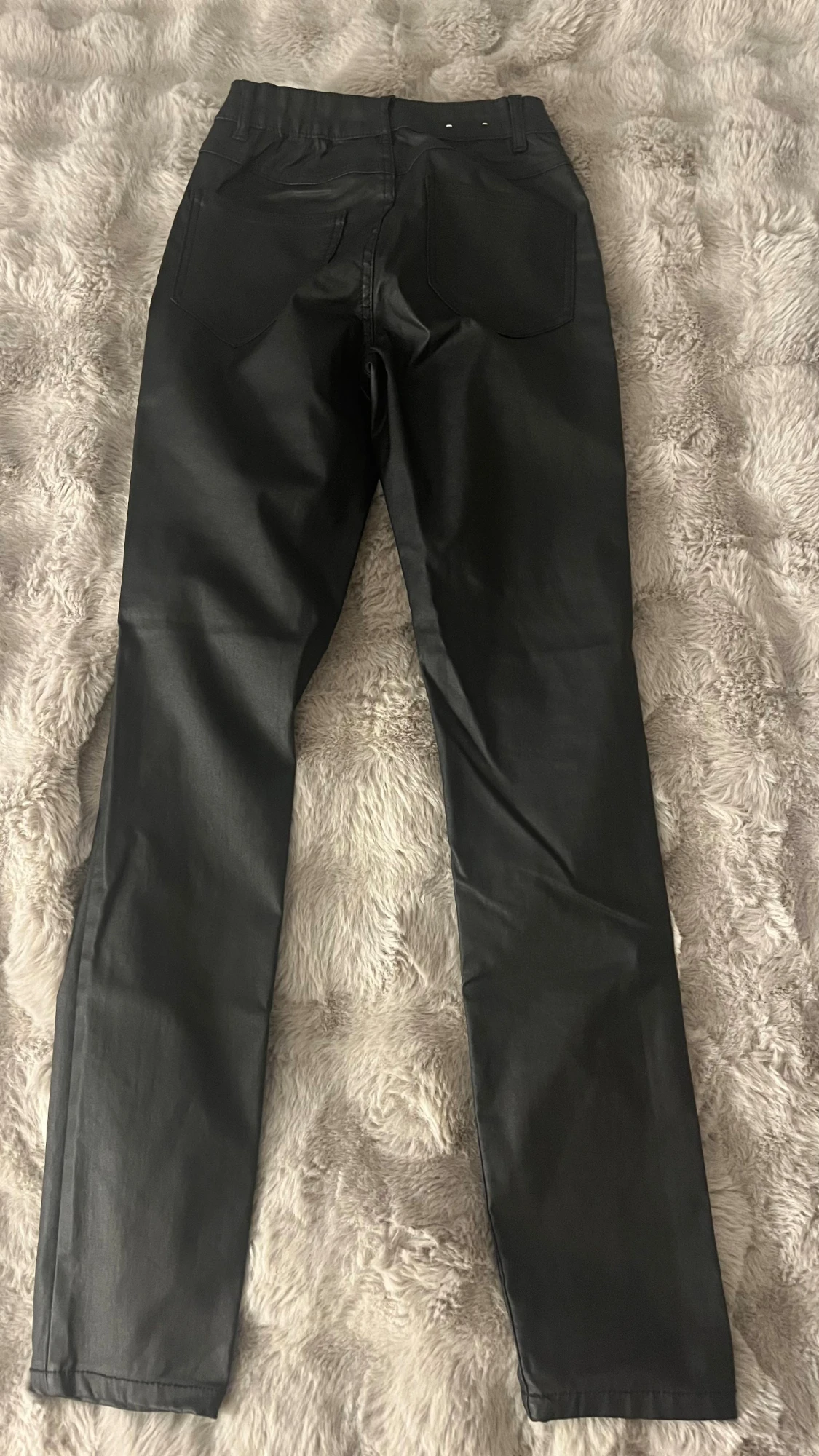 Svarta coated byxor från Vila - 1