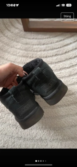 Svarta UGG boots riktiga låga - Riktiga låga Uggs i storlek 36. Fåtal gånger använda. 