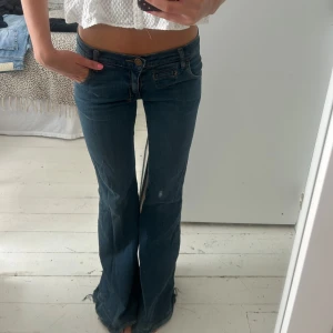 Jeans  - Snyggaste lågmidjade bootcut jeansen med sååå cola detaljer😍jag är 173cm och brukar ha xs/s i jeans 