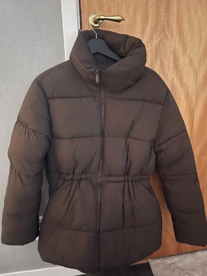 Vinterjacka  - Brun vinterjacka i storlek S från Lager 157 inhandlad denna vinter. Det är inte mycket använd, dock finns det ett hål i ena fickan som lätt går att sy igen men inte gjort pga knappt någon användning. 200kr