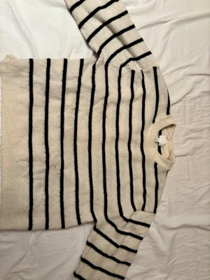 Randig stickad tröja  - Så söt randig stickad tröja som passar till det mesta!! 🌷🌷