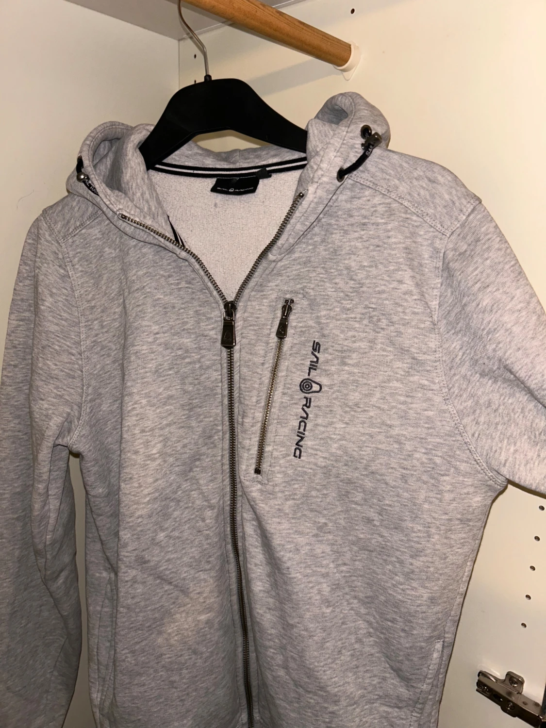 Grå hoodie från Sail Racing