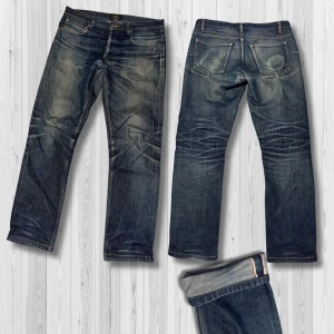 APC selvedge / selvage japan denim jeans - Galet unika japanska selvedge APC Jeans. Slitning i grenen (se bild), vilket har blivit reparerat hos skräddare. Size on label: 28 Model: petit standard Measurements: Outer leg 94,5cm Waist 38cm Leg opening 17,5cm