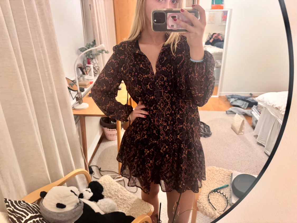 Mörk mönstrad kortklänning med volang