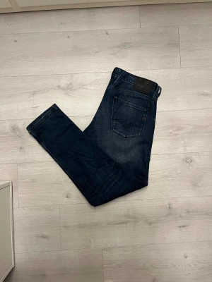 Replay mörkblå jeans - Hej! Säljer dessa replay jenas i modellen Joe(slim)//de sitter ungefär som ett par anbass jeans//hör av er vid frågor!