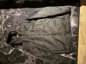 Sail racing jacka - Tjenare! Säljer saileaving javka i storlek M. Inga fel eller skador på den☺️ Skriv ifall ni är intresserad💕