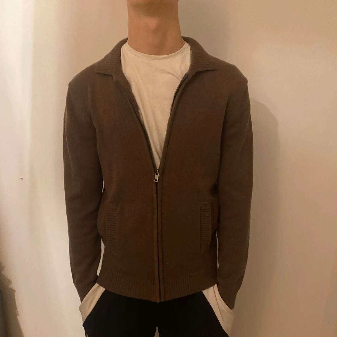 En brun stickad kofta  - 1