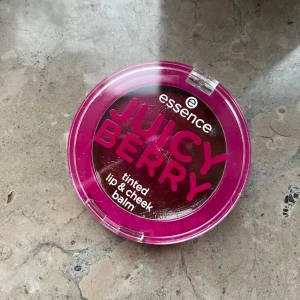 essence tinted lip & cheek balm - Blush/läppbalsam i Juicy Berry, använd 3 gånger men var för dewy för mig!