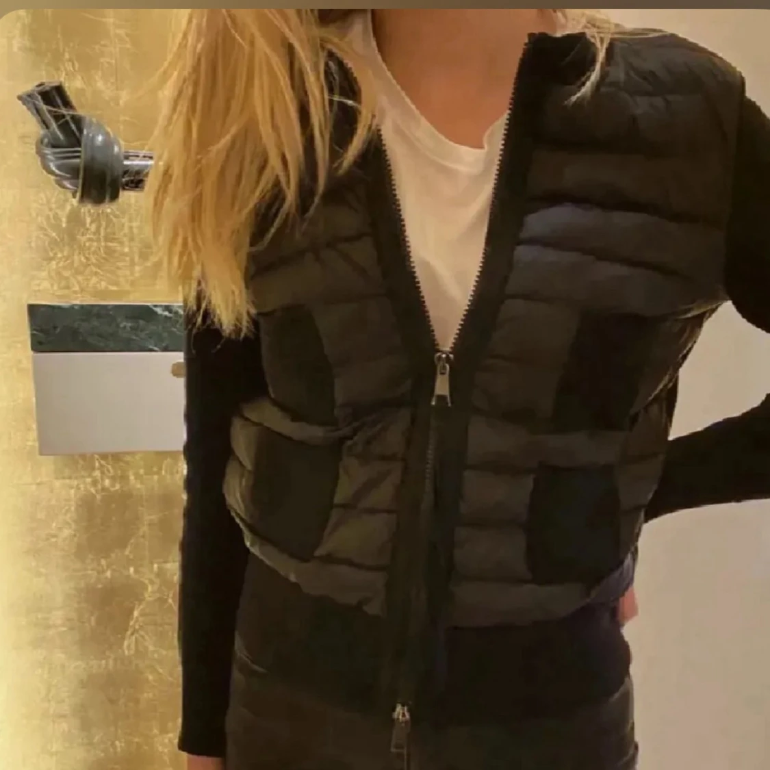 Svart Moncler pufferjacka med stickade ärmar - 1