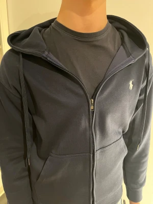 Navy Ralph lauren hoodie - Säljer denna mörkblå ralph lauren hoodien storlek S. Skick 9,5/10. Kan gå ner i pris vid snabb affär. Kom dm om du har frågor!