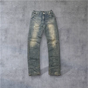 Slitna jeans - Riktigt fräscha jeans i ljusblå färg med slitningar fram till. Byxorna är slimfit och passar ungefär 146-155cm. Jeansen är i perfekt skick och knappast använda. Kontakta vid fler frågor!