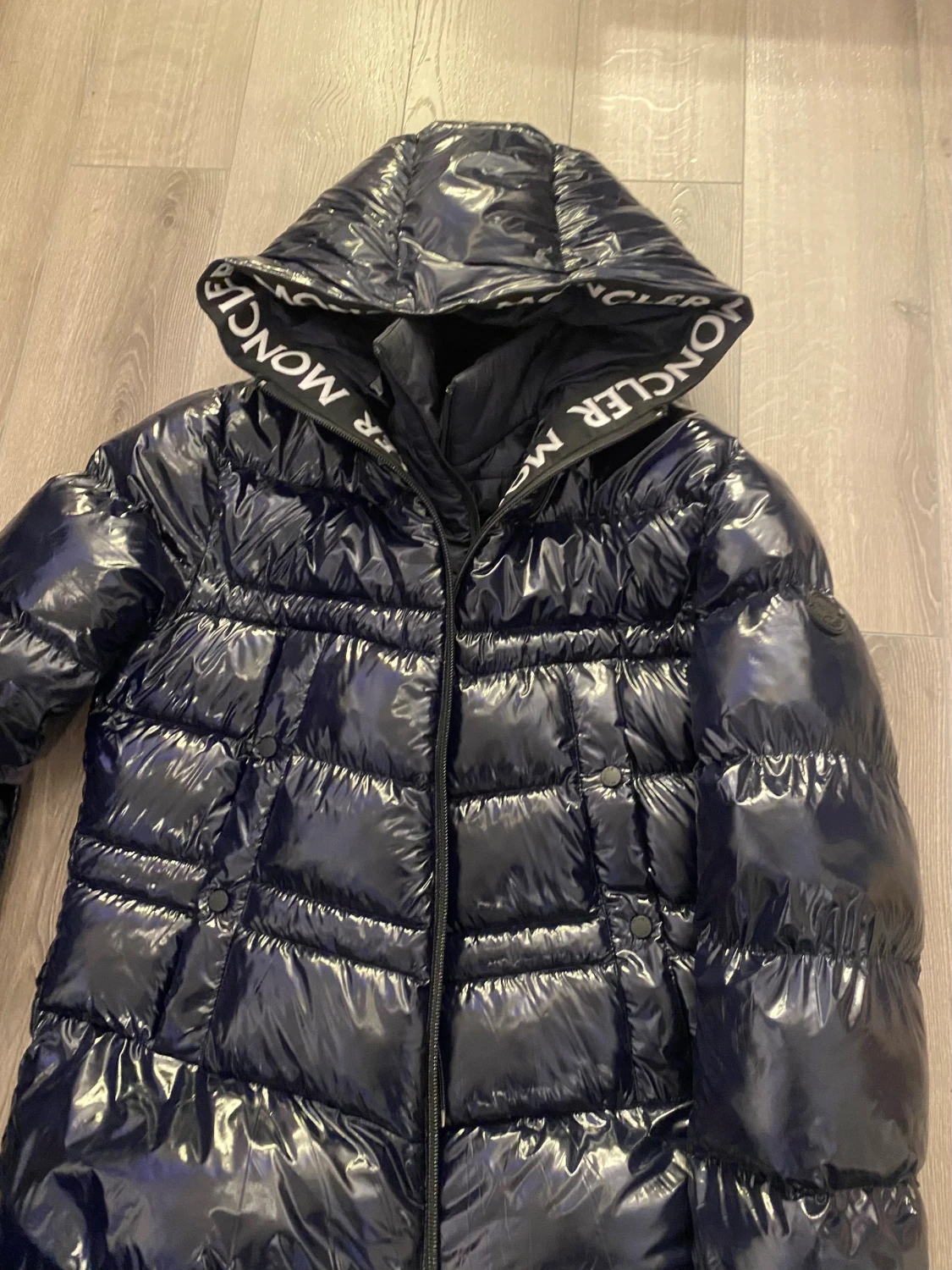 Svart Moncler vinterjacka med huva (M storlek)