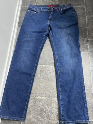 Peirre cardin jeans - Säljer dessa fina jeans nästan oanvända.                      .W 34 L 32