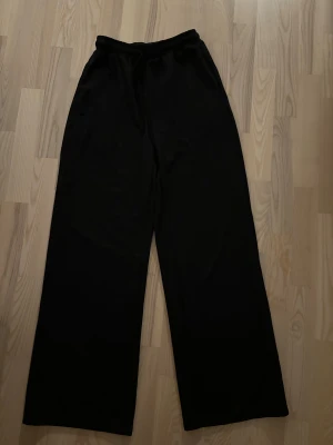 Svarta ribbade byxor - Svarta ribbade byxor från Shein i storlek S. De har en bred och loose passform. Materialet är mjukt och stretchigt, perfekt för chill dagar. Passar även för någon som har storlek M. 