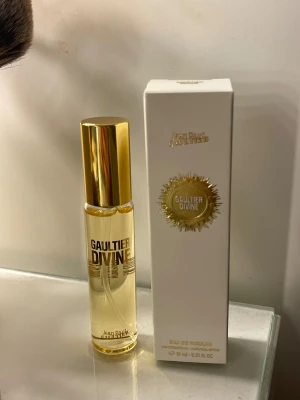 Jean Paul gaultier Divine Eau de Parfum - Gaultier Divine från Jean Paul Gaultier i en smidig 15 ml flaska. Perfekt att ta med i väskan🙌💗 endast testad 